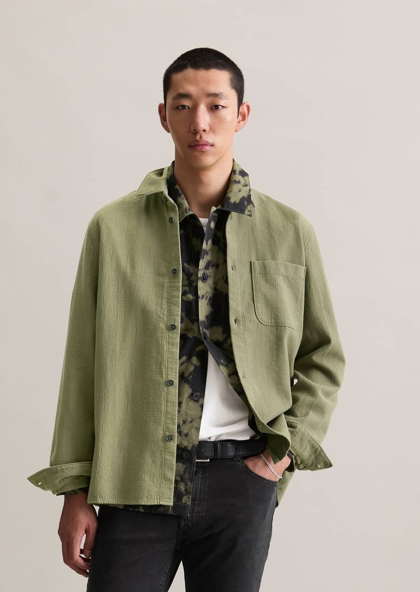 Regular shirt with fine structure