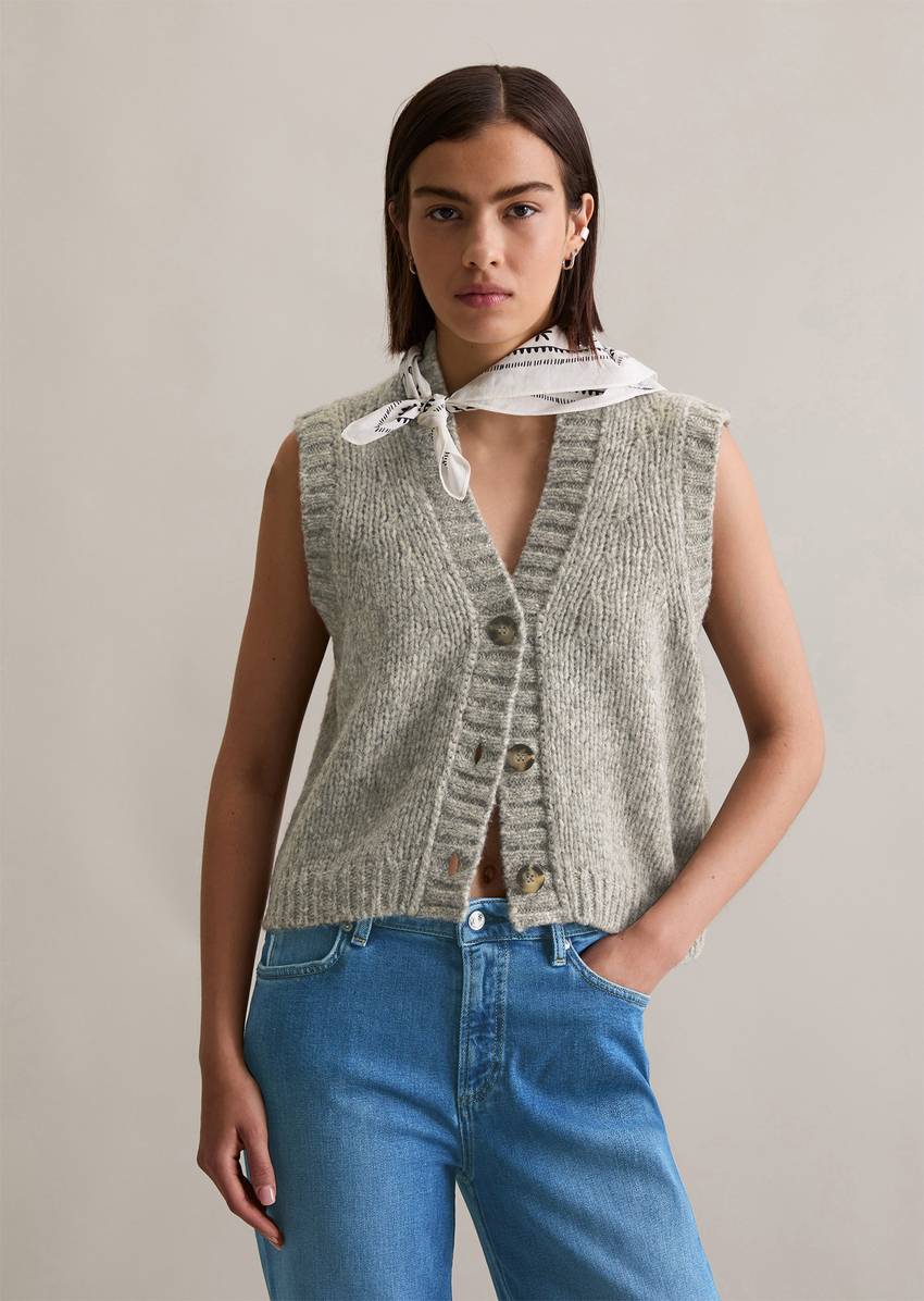 Sleeveless cropped cardigan made from a cozy virgin wool/alpaca blend