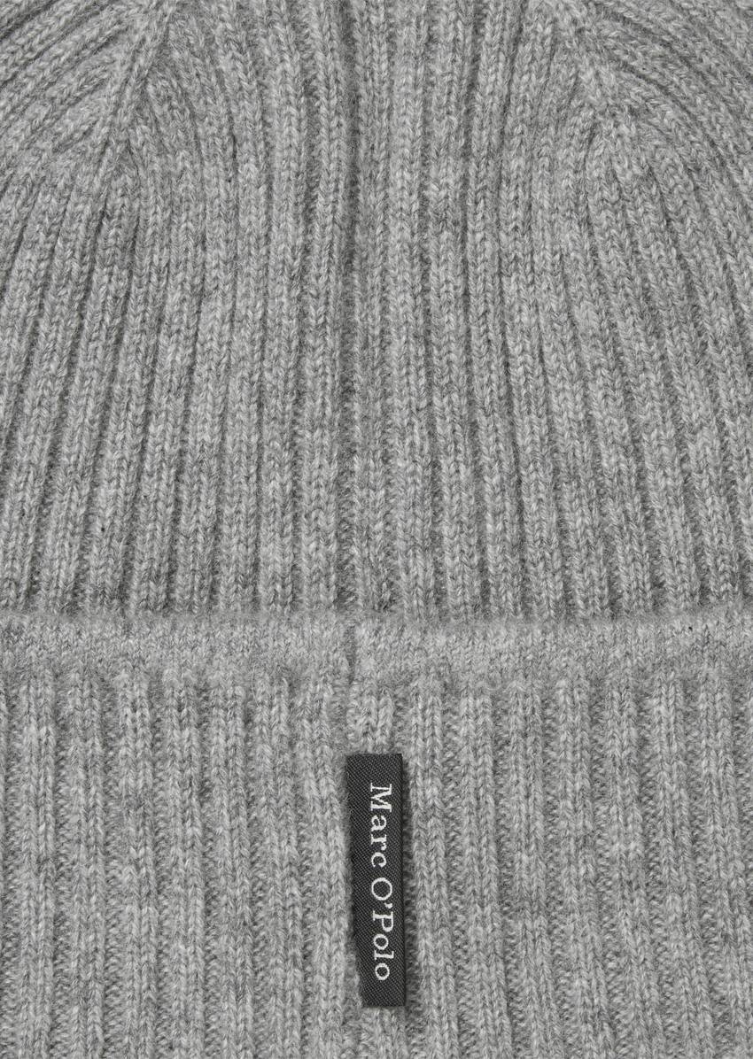 Knitted cap made from the finest cashmere
