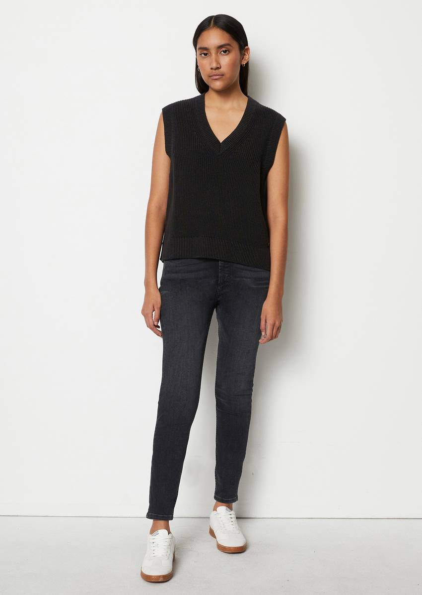 Sleeveless jumper in a regular fit made of pure organic cotton