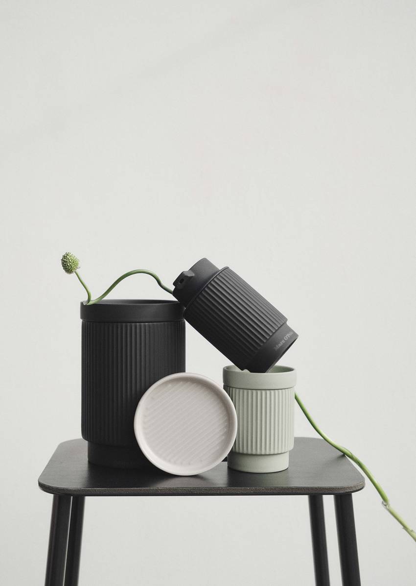 Small container model The Wave from durable stoneware