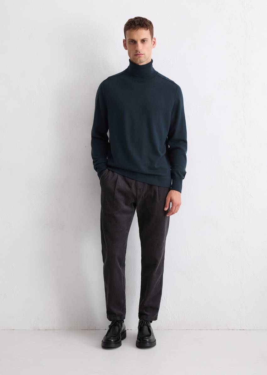 Regular turtleneck sweater made from soft merino wool