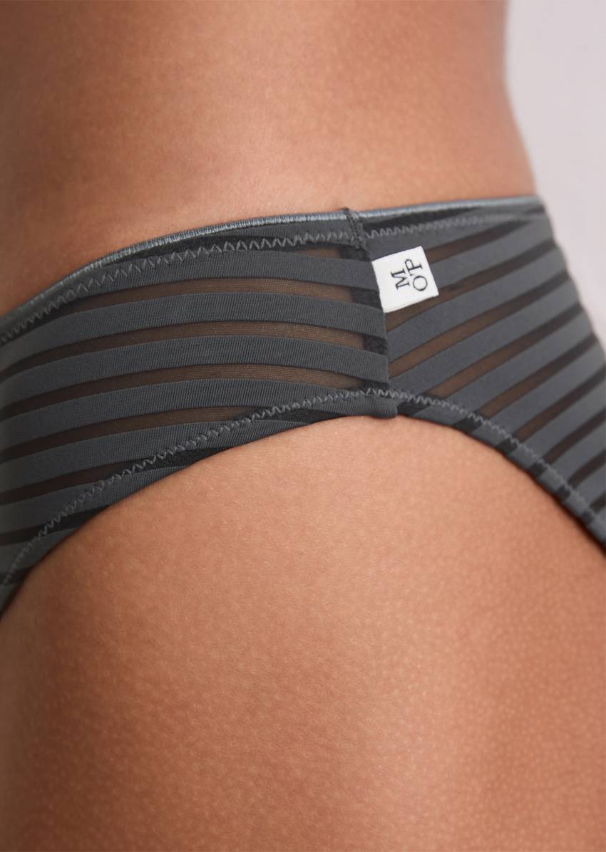 Slip with stripe structure