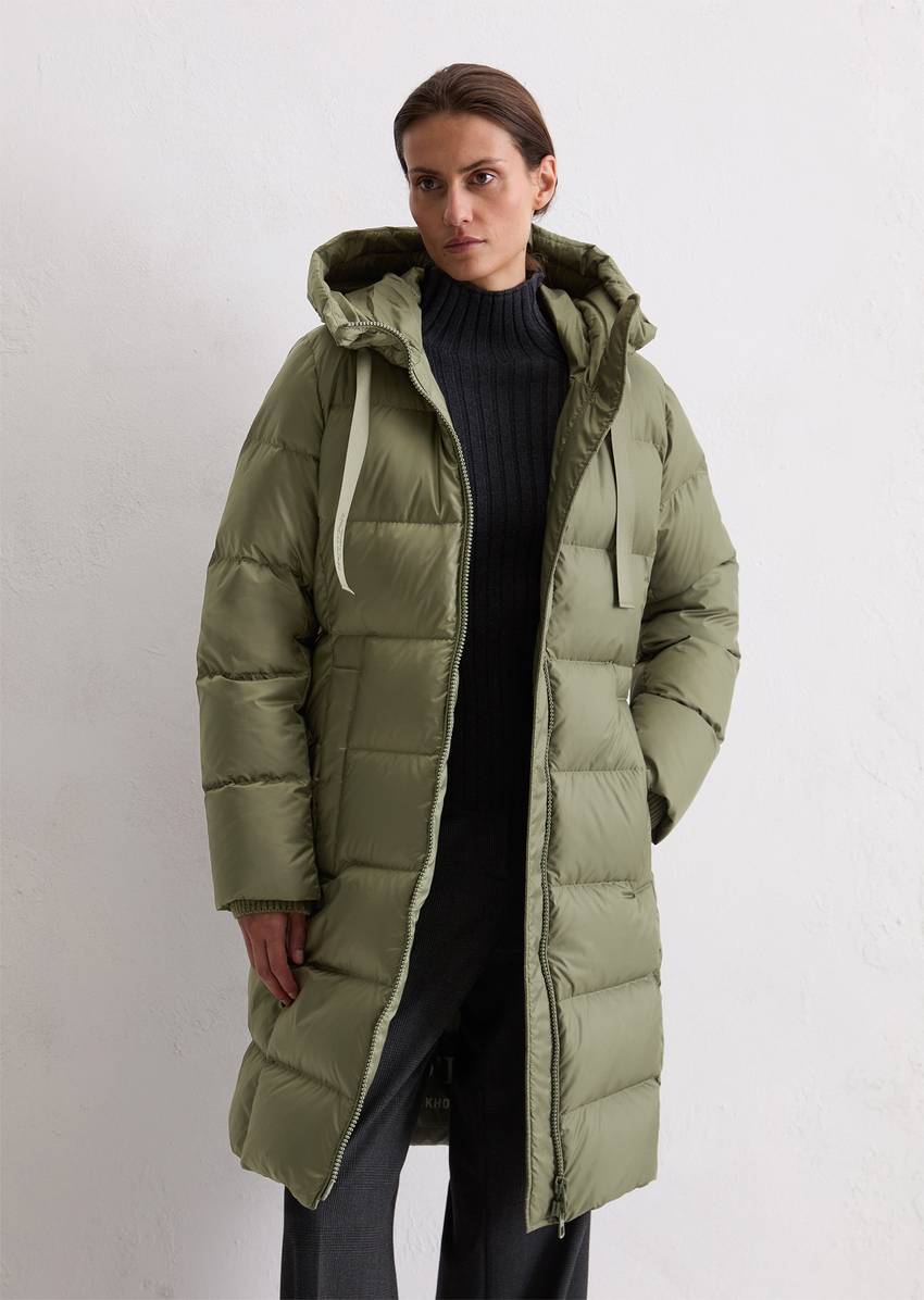 Hooded down coat shaped with water-repellent surface