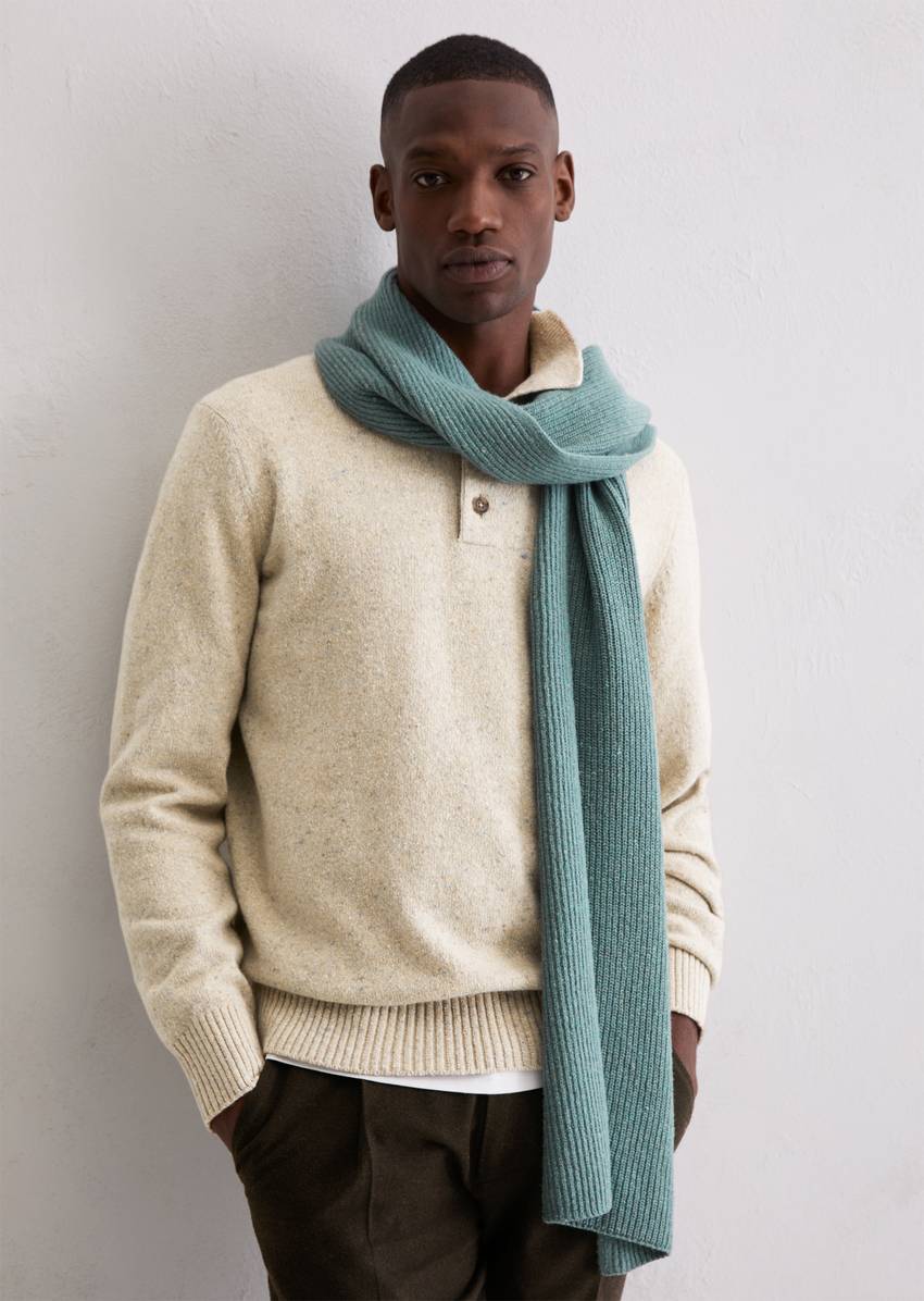 Knitted scarf made from a recycled sheep's wool mix