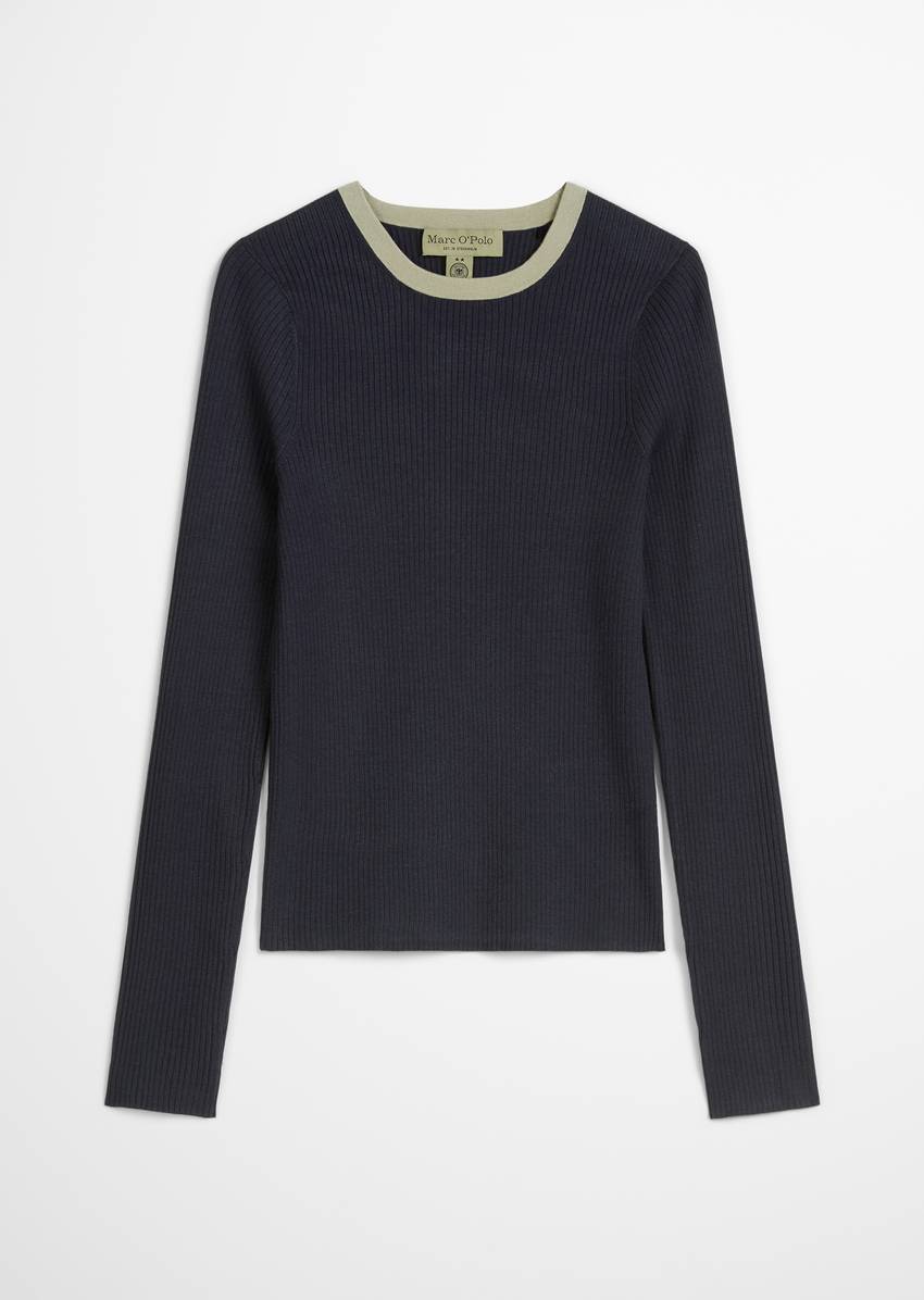 Sweater Travel Collection made from a viscose blend