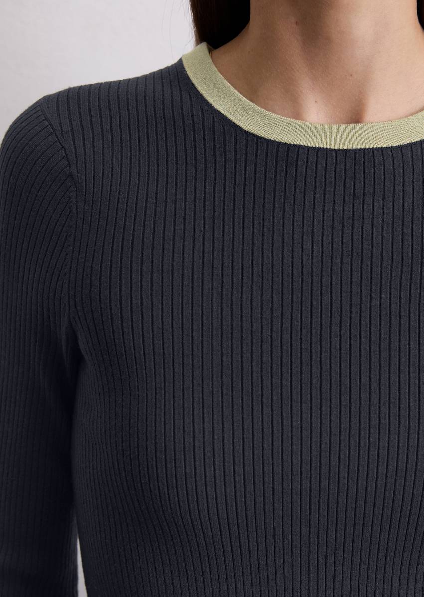 Sweater Travel Collection made from a viscose blend