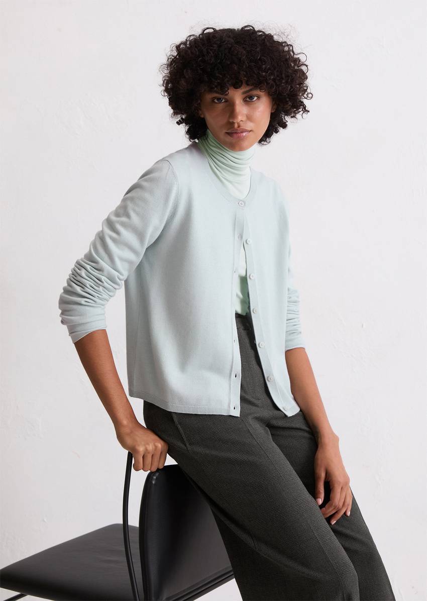 Cardigan slim made from a virgin wool/viscose mix