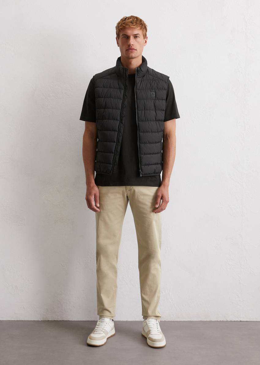 Regular quilted vest made of recycled fabric