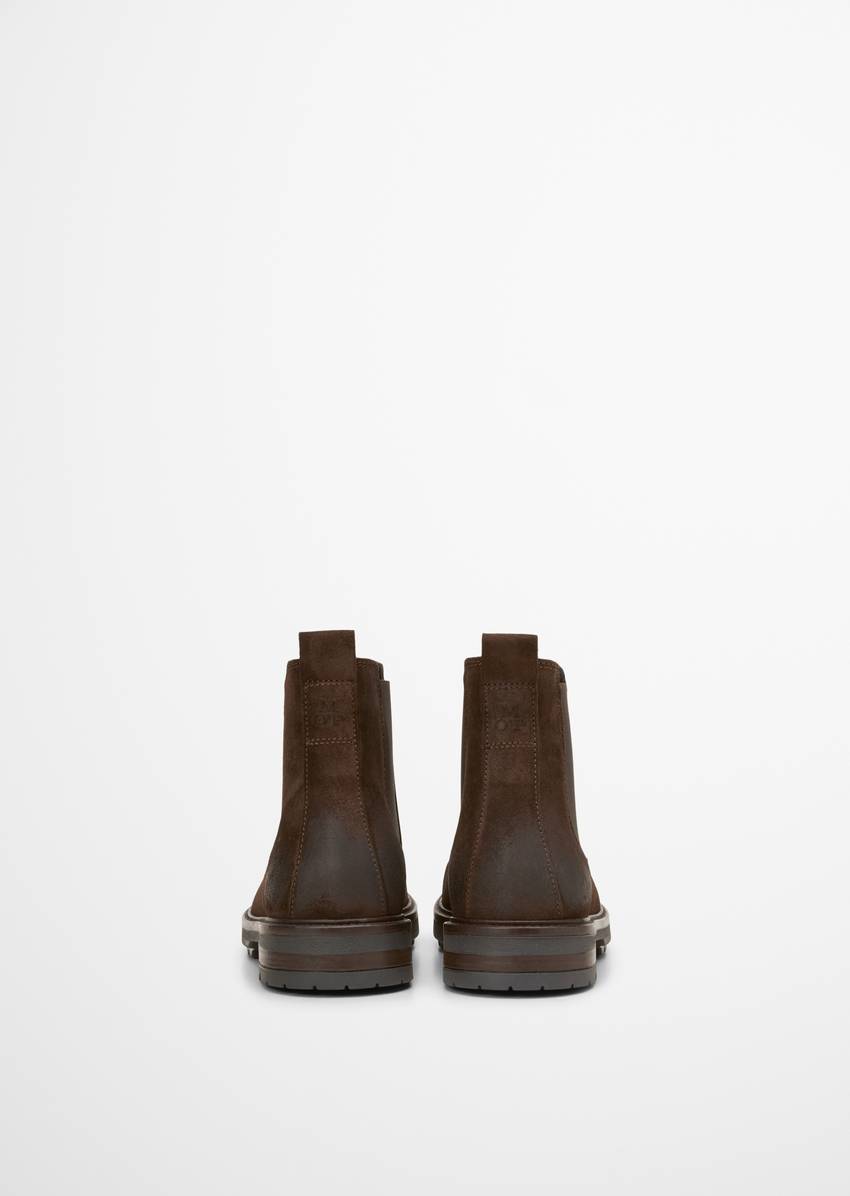 Chelsea boot made from fine suede cowhide