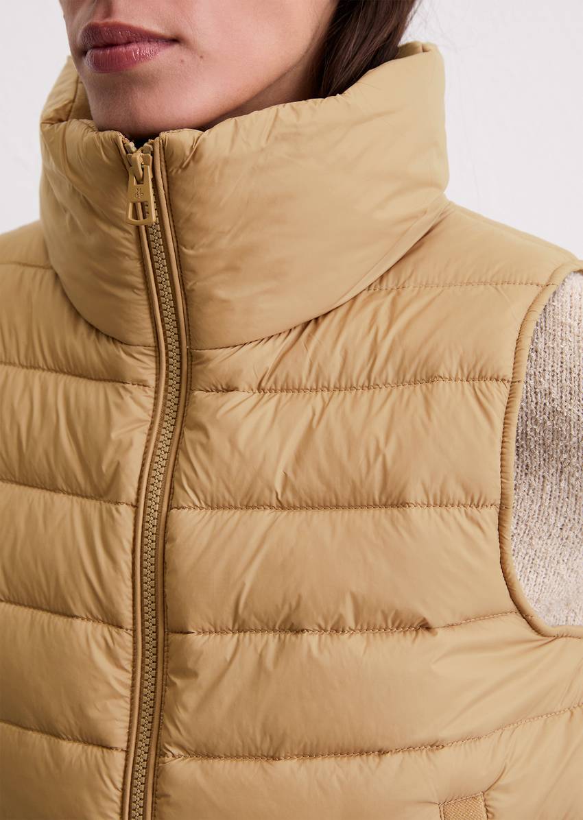 Lightweight quilted vest fitted with recycled materials