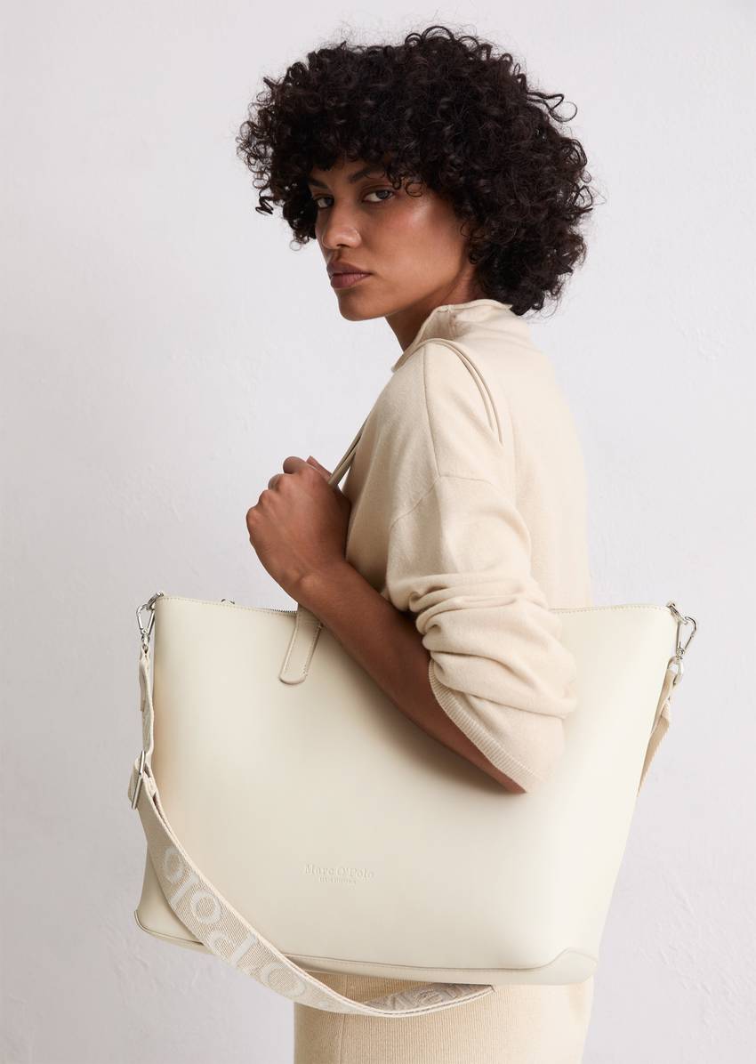 Shopper medium made from a leather alternative made from recycled polyester