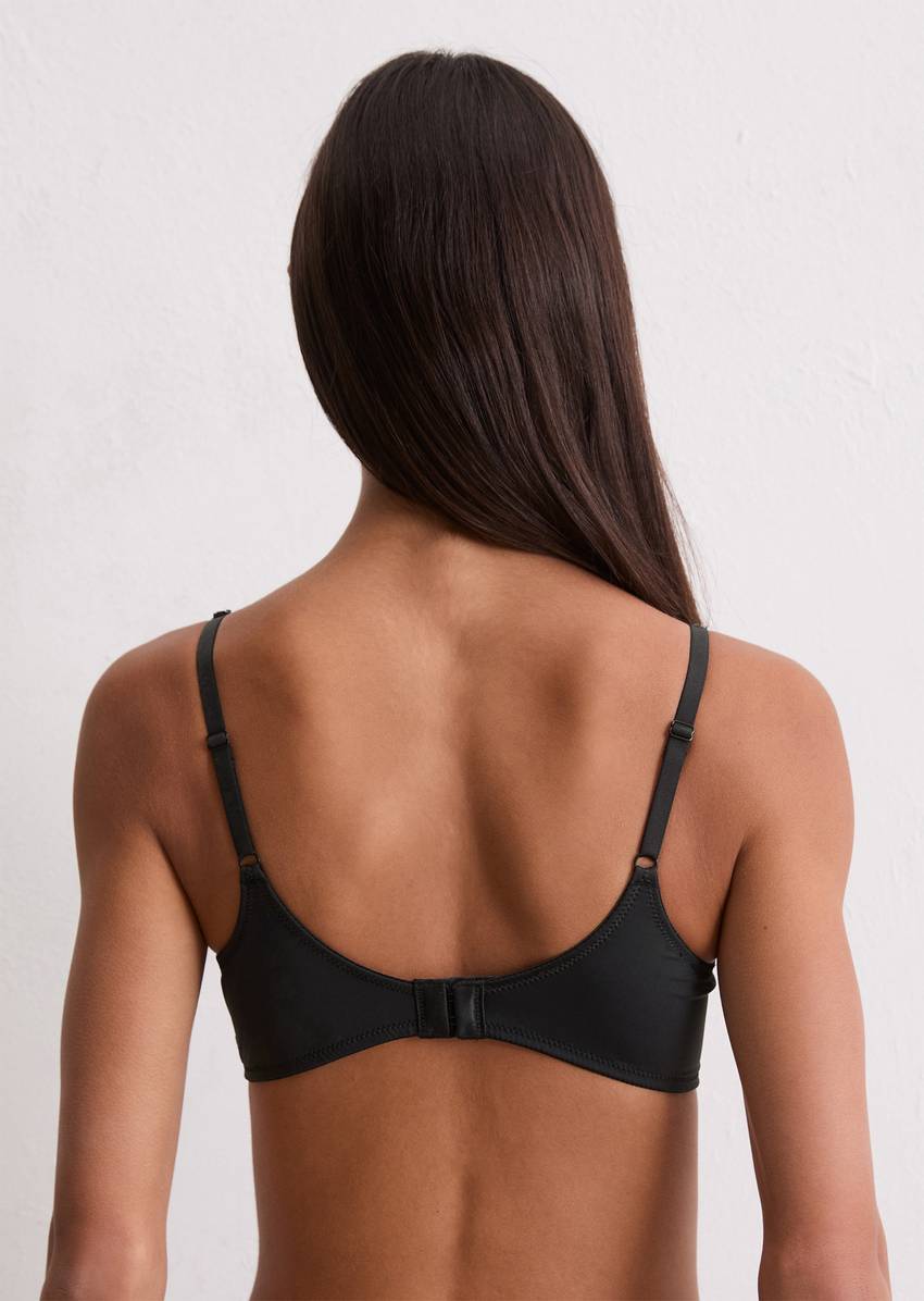 Underwired bra with underwire and lace