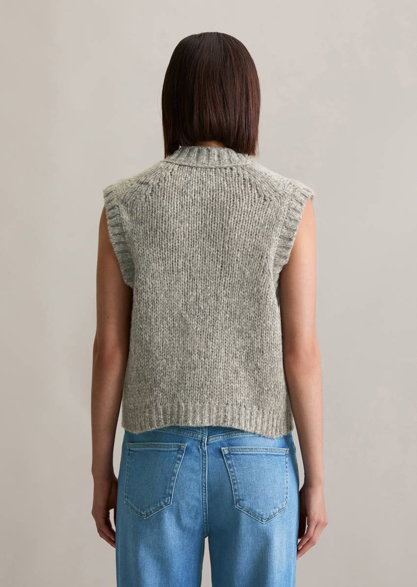 Sleeveless cropped cardigan made from a cozy virgin wool/alpaca blend