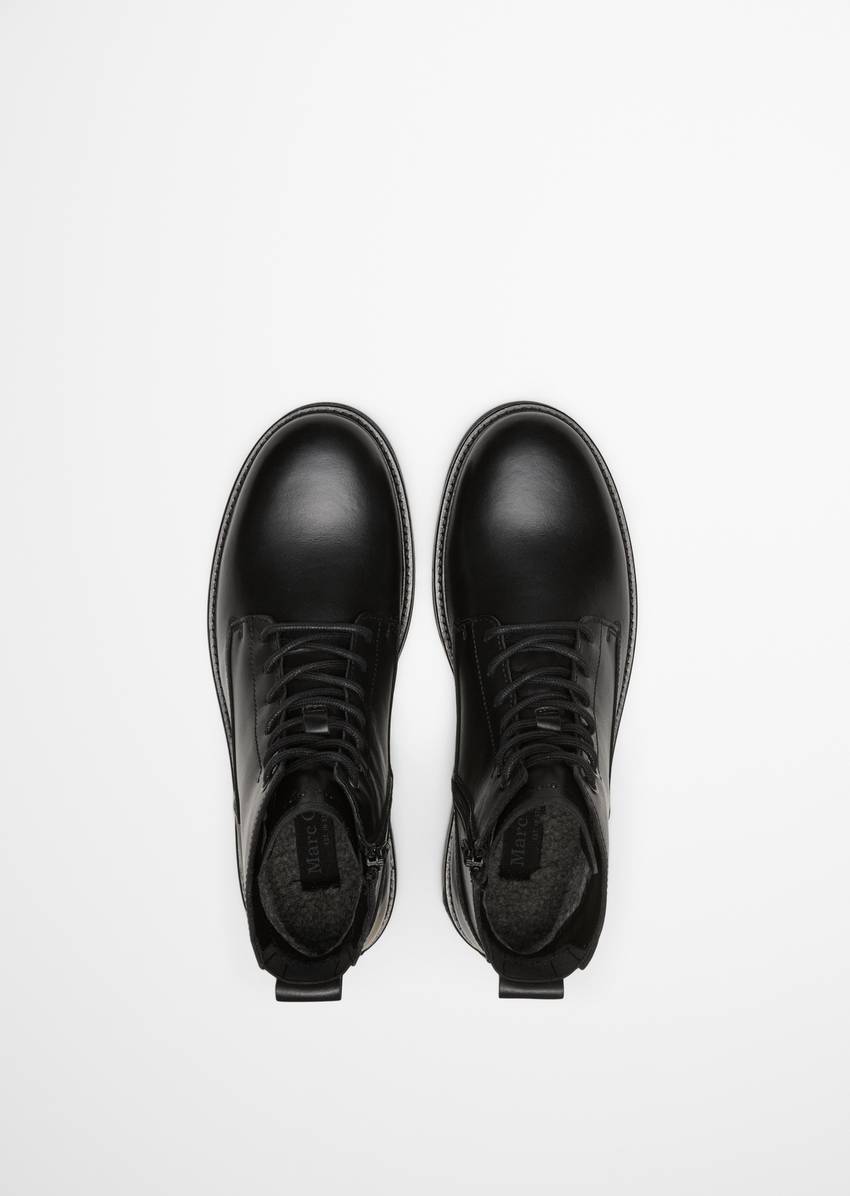 Lace-up boots with inner zipper and fur lining