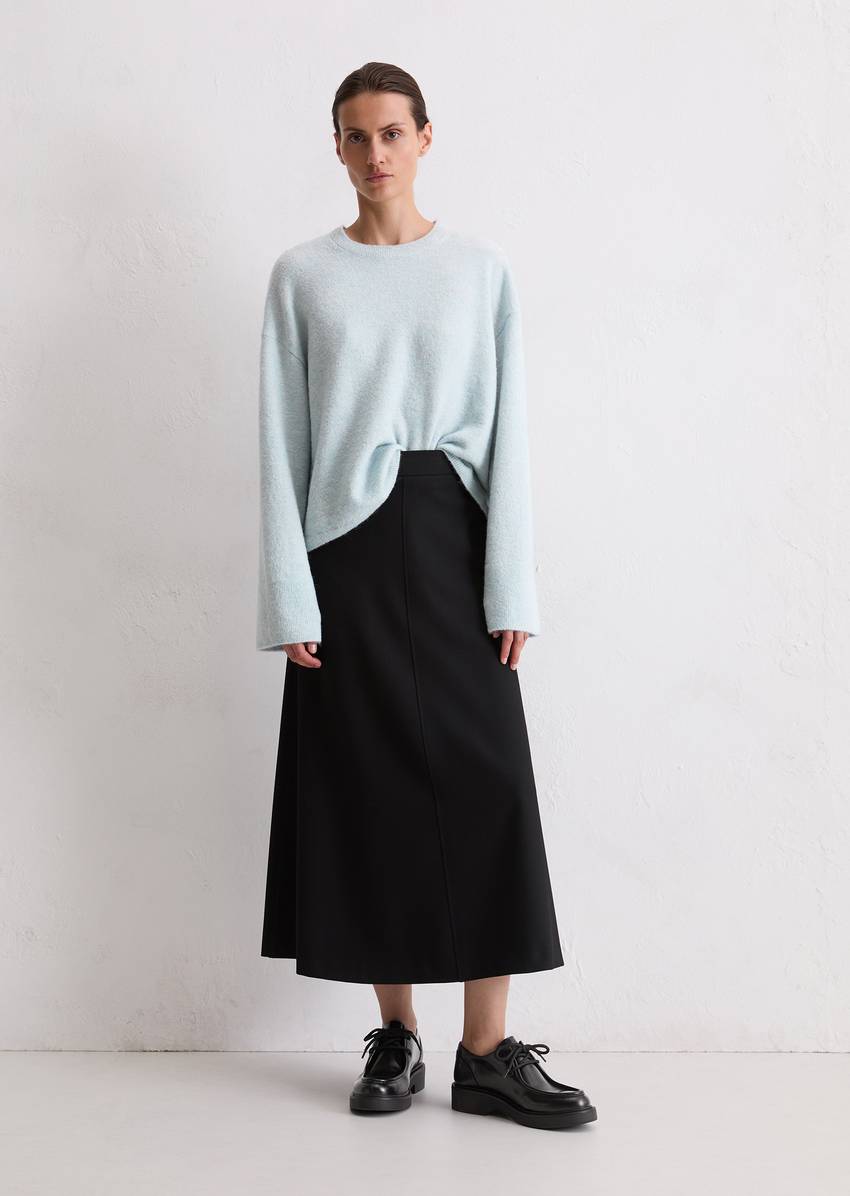 Sweater loose made from a virgin wool/alpaca wool mix