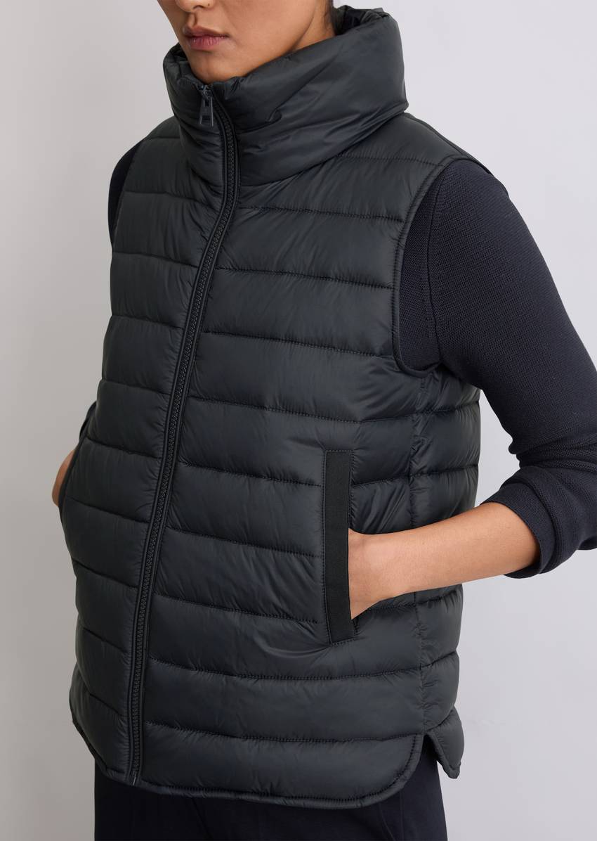 Lightweight quilted vest fitted with recycled materials
