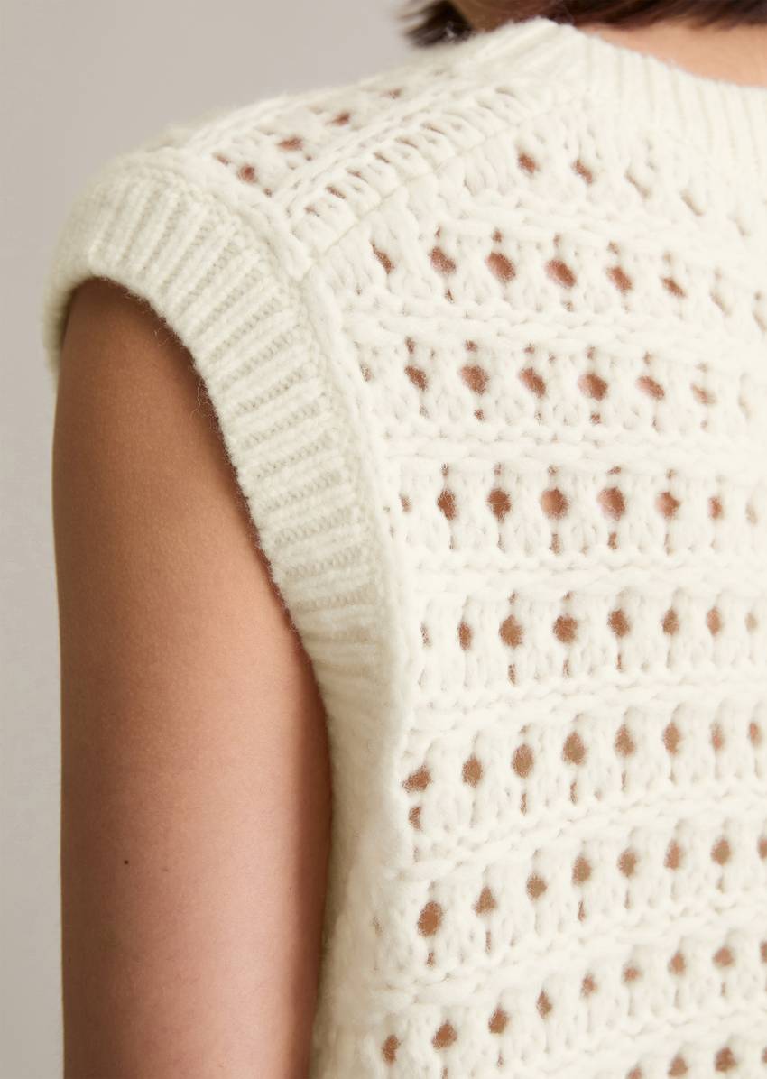 Sweater regular made from a soft virgin wool blend