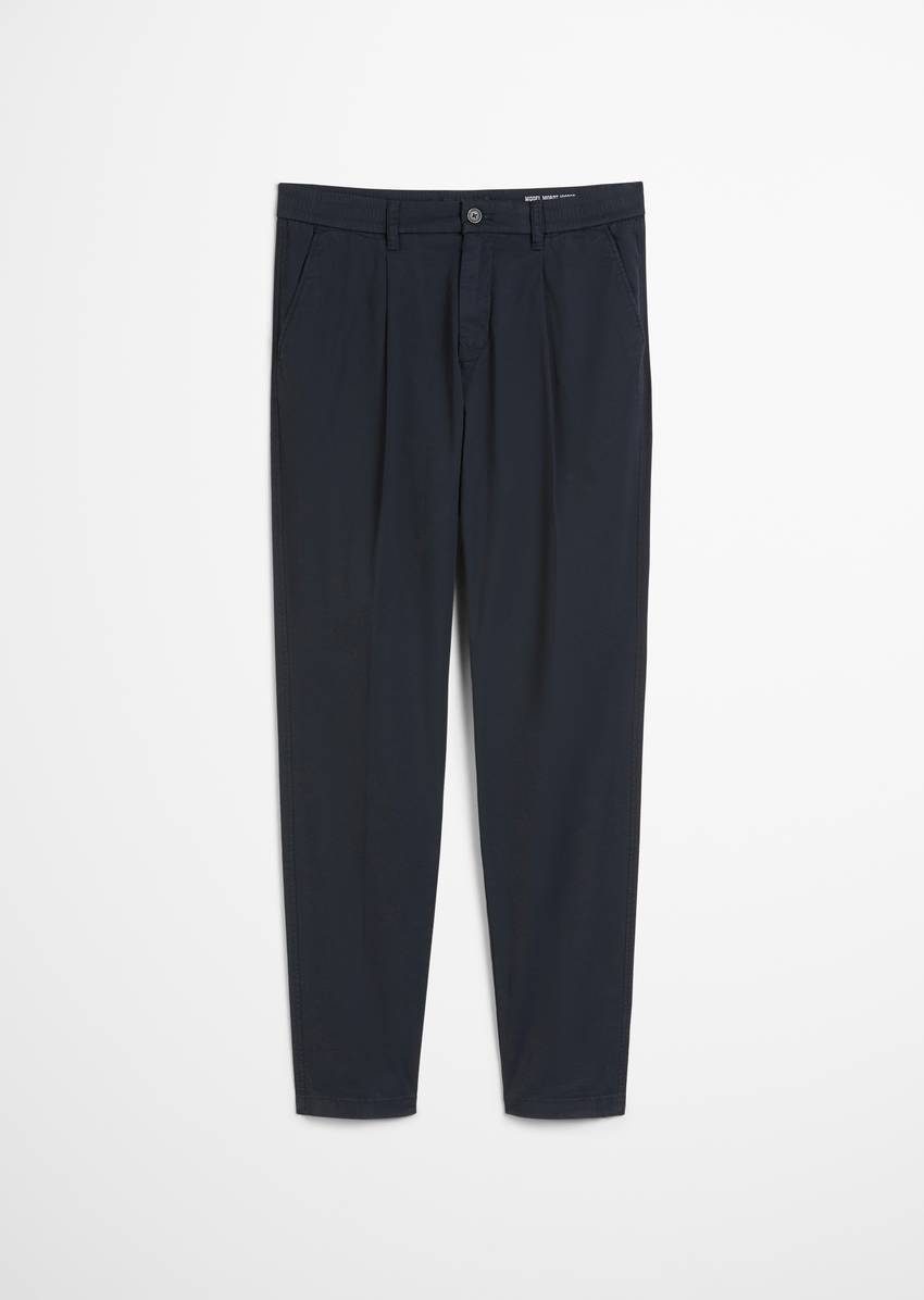 Pants model Morot jogger pleats made from organic cotton twill stretch