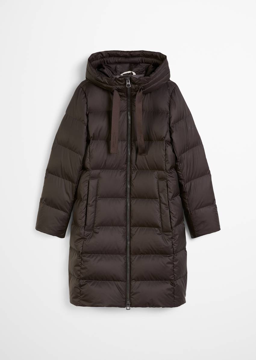 Hooded down coat shaped with water-repellent surface