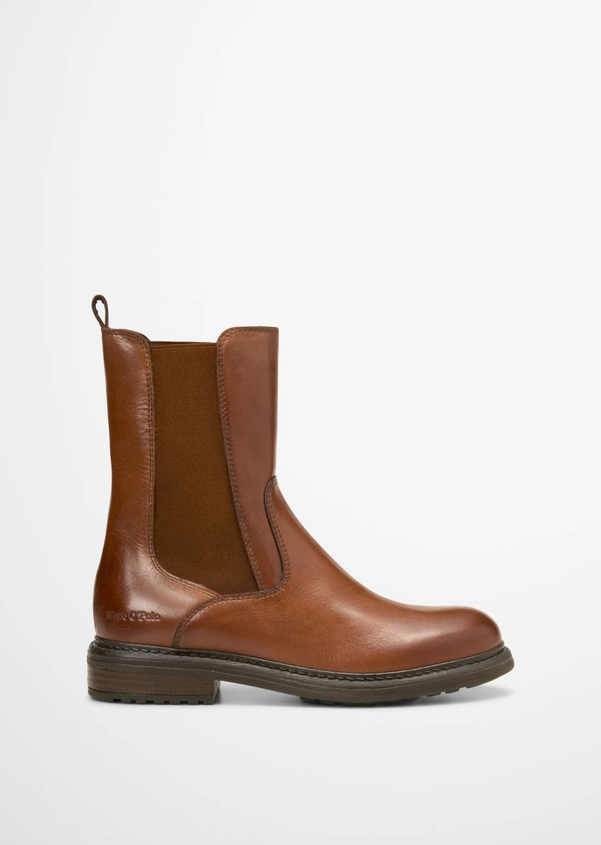 Chelsea boot made from fine cowhide