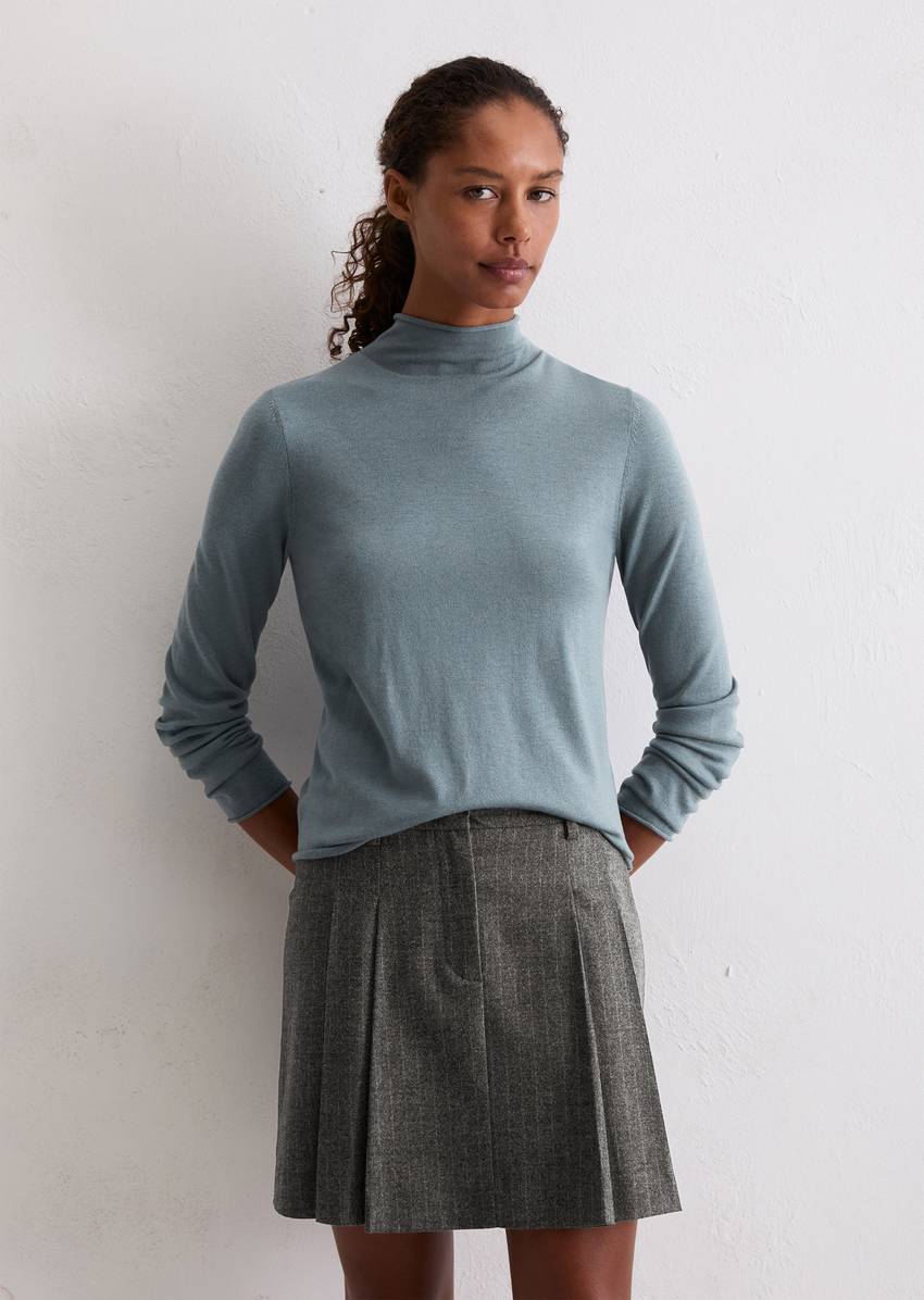 Turtleneck sweater slim made from a fine virgin wool/viscose blend