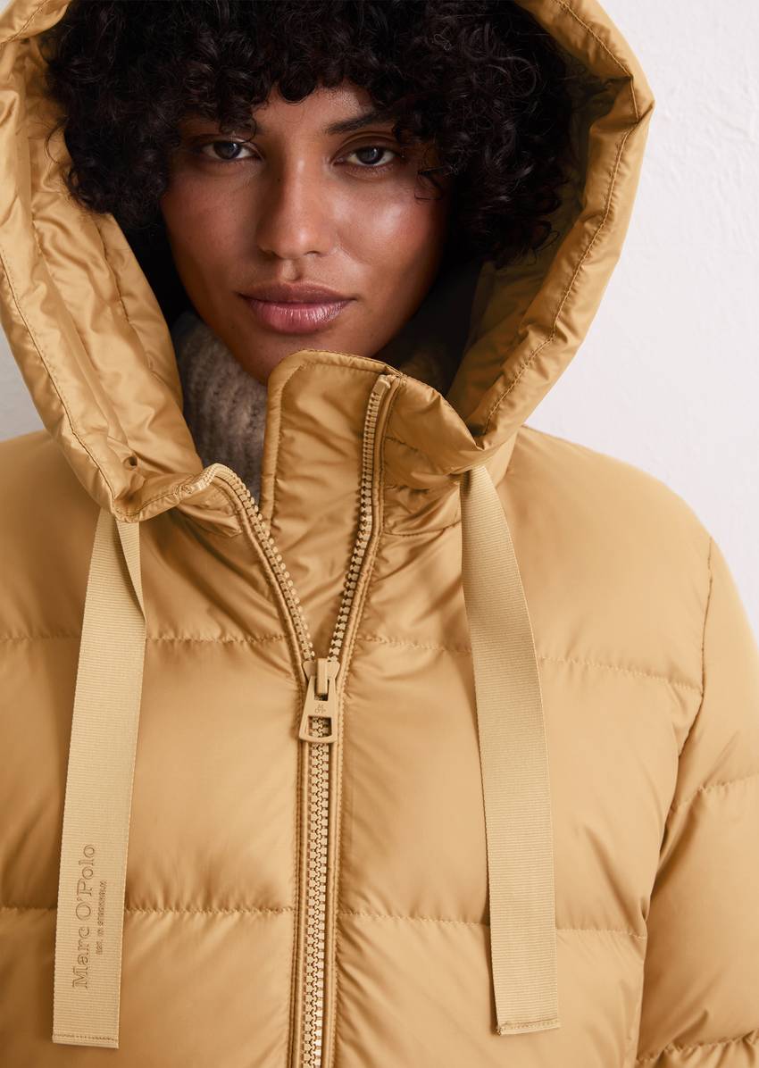 Hooded down coat shaped with water-repellent surface