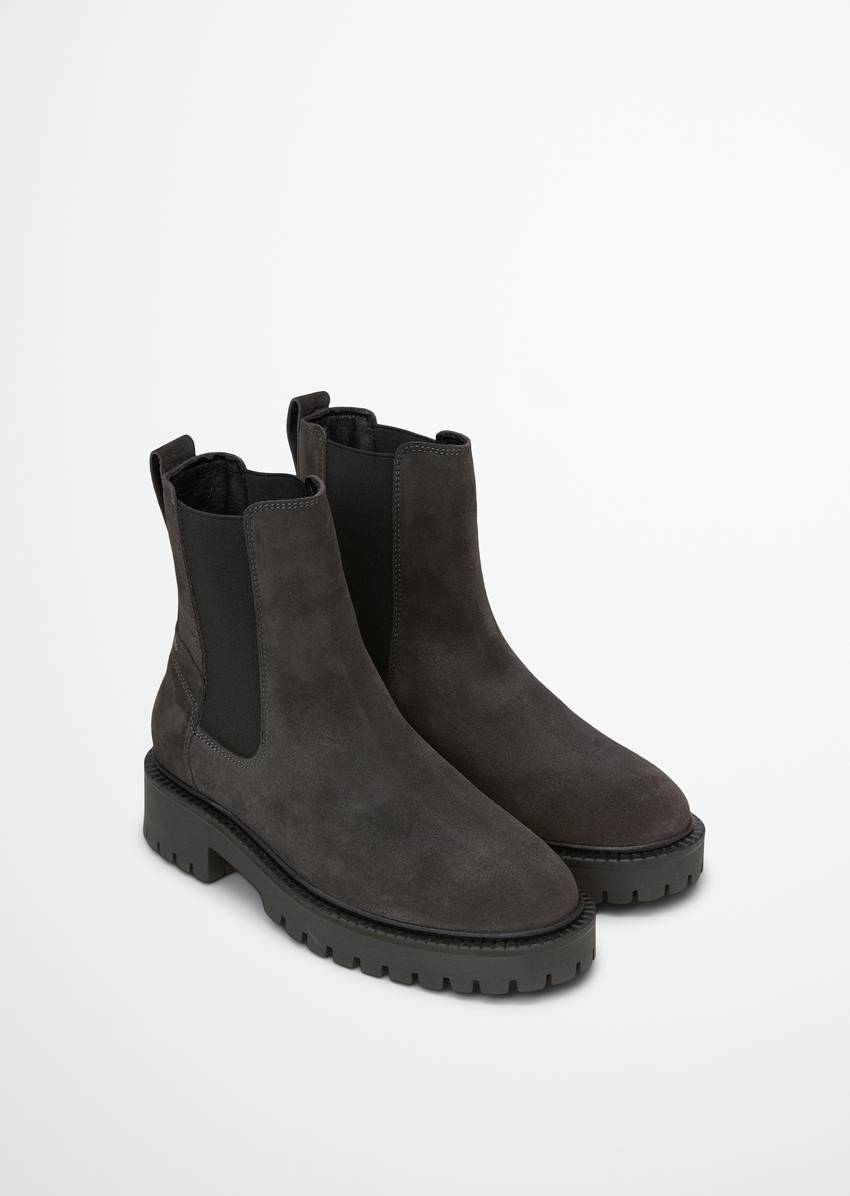 Chelsea boot with treaded sole