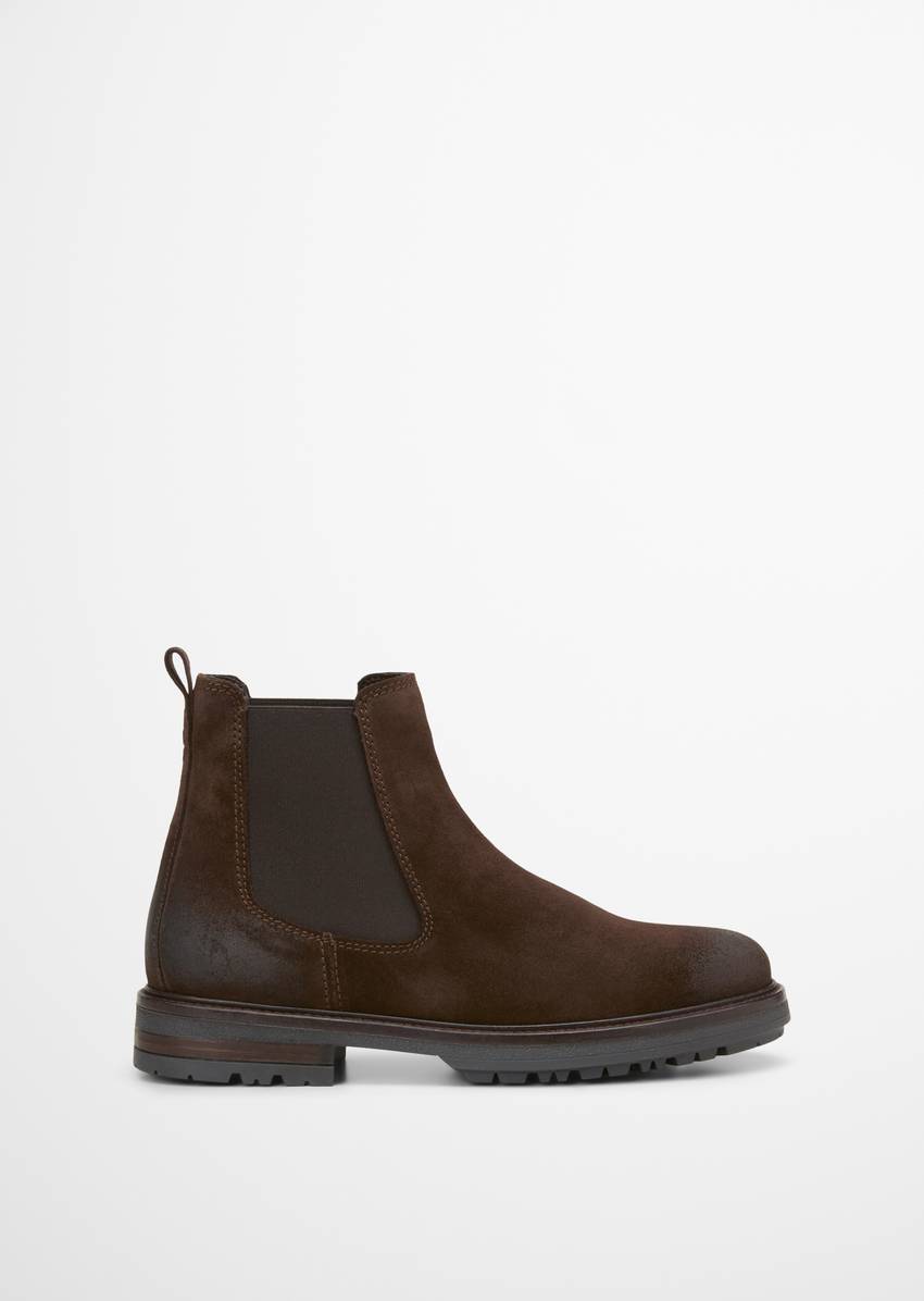 Chelsea boot made from fine suede cowhide