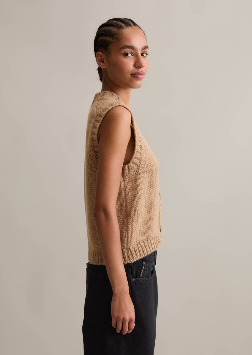 Sleeveless cropped cardigan made from a cozy virgin wool/alpaca blend