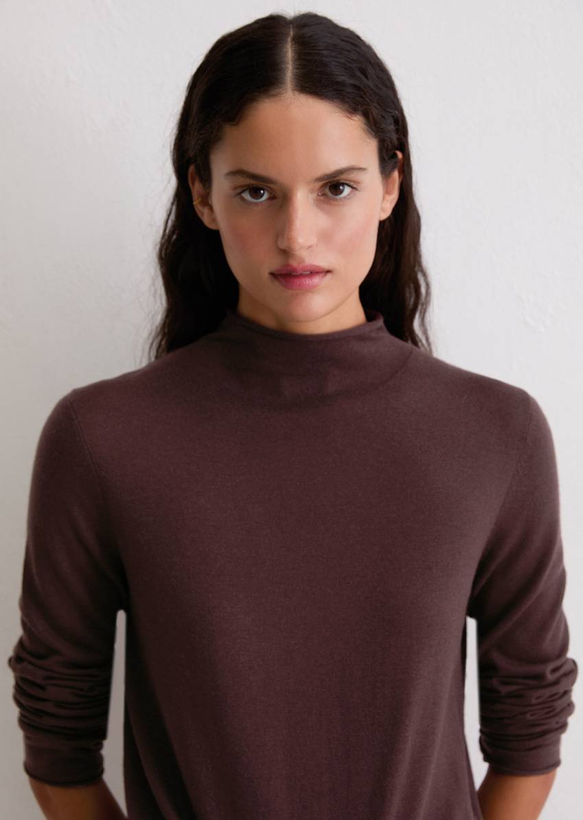 Turtleneck sweater slim made from a fine virgin wool/viscose blend