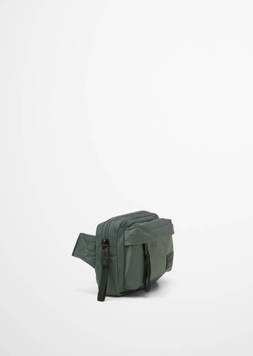 Fanny pack with outer compartment