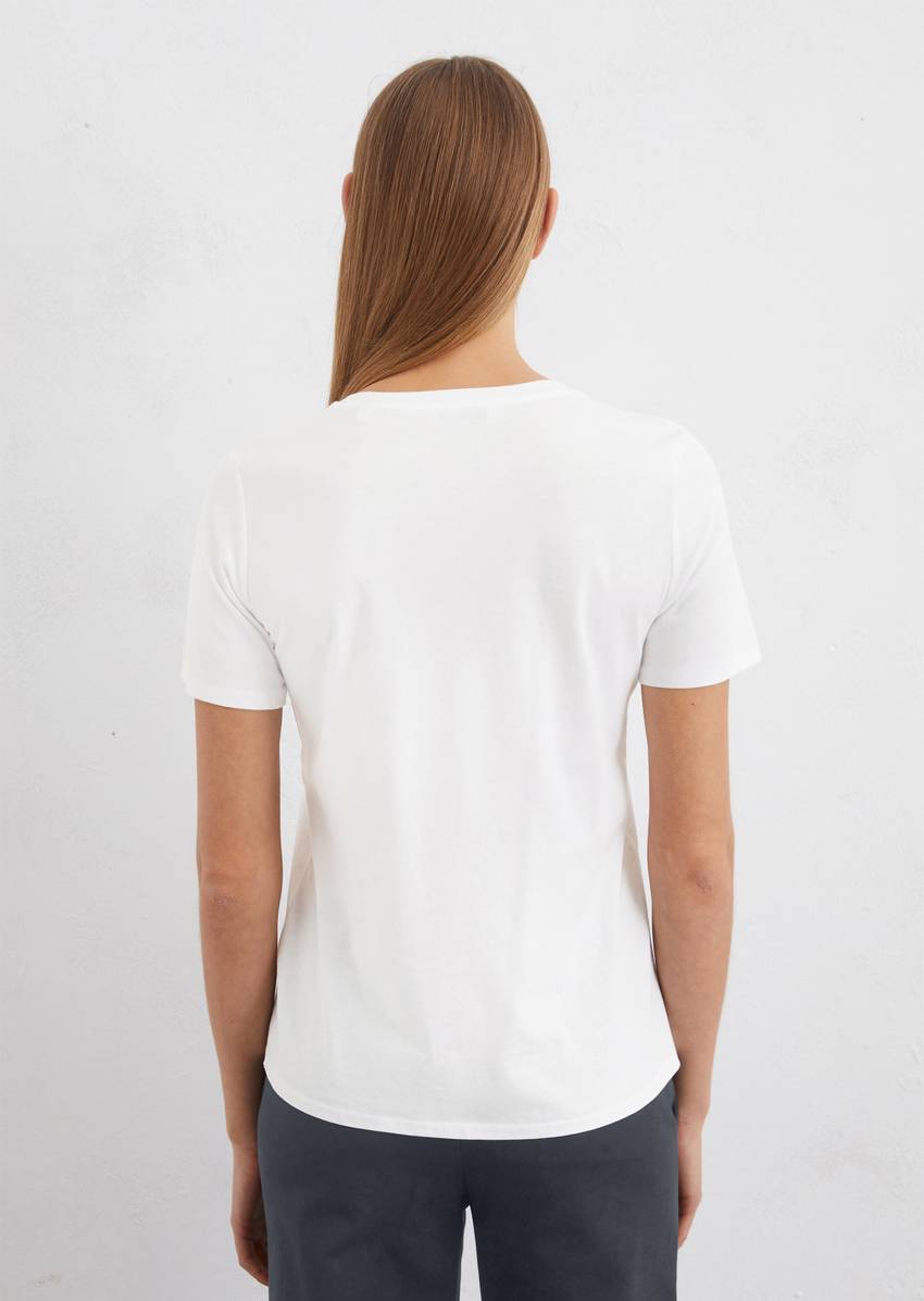 V-neck T-shirt, regular fit made of organic cotton
