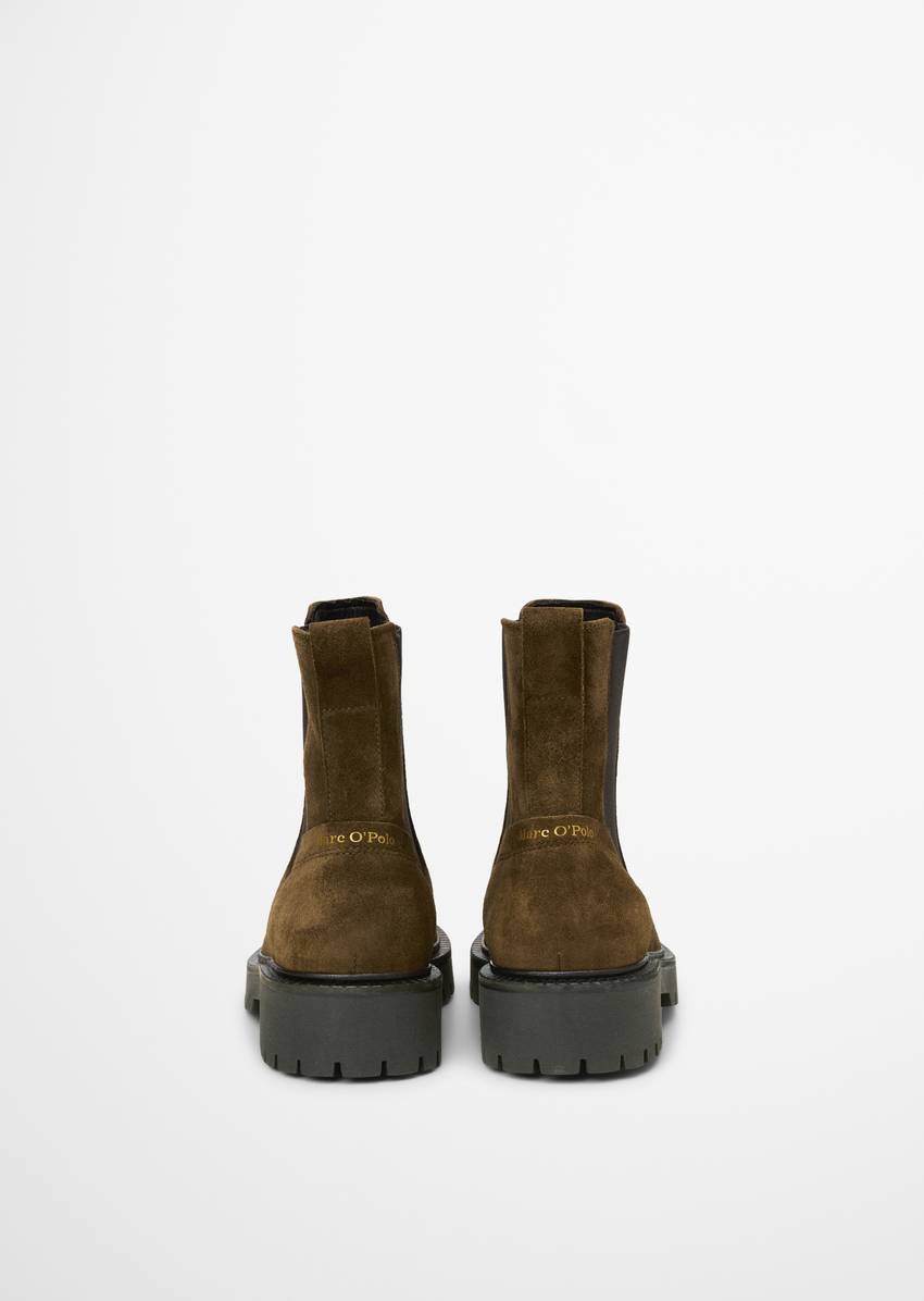 Chelsea boot with treaded sole