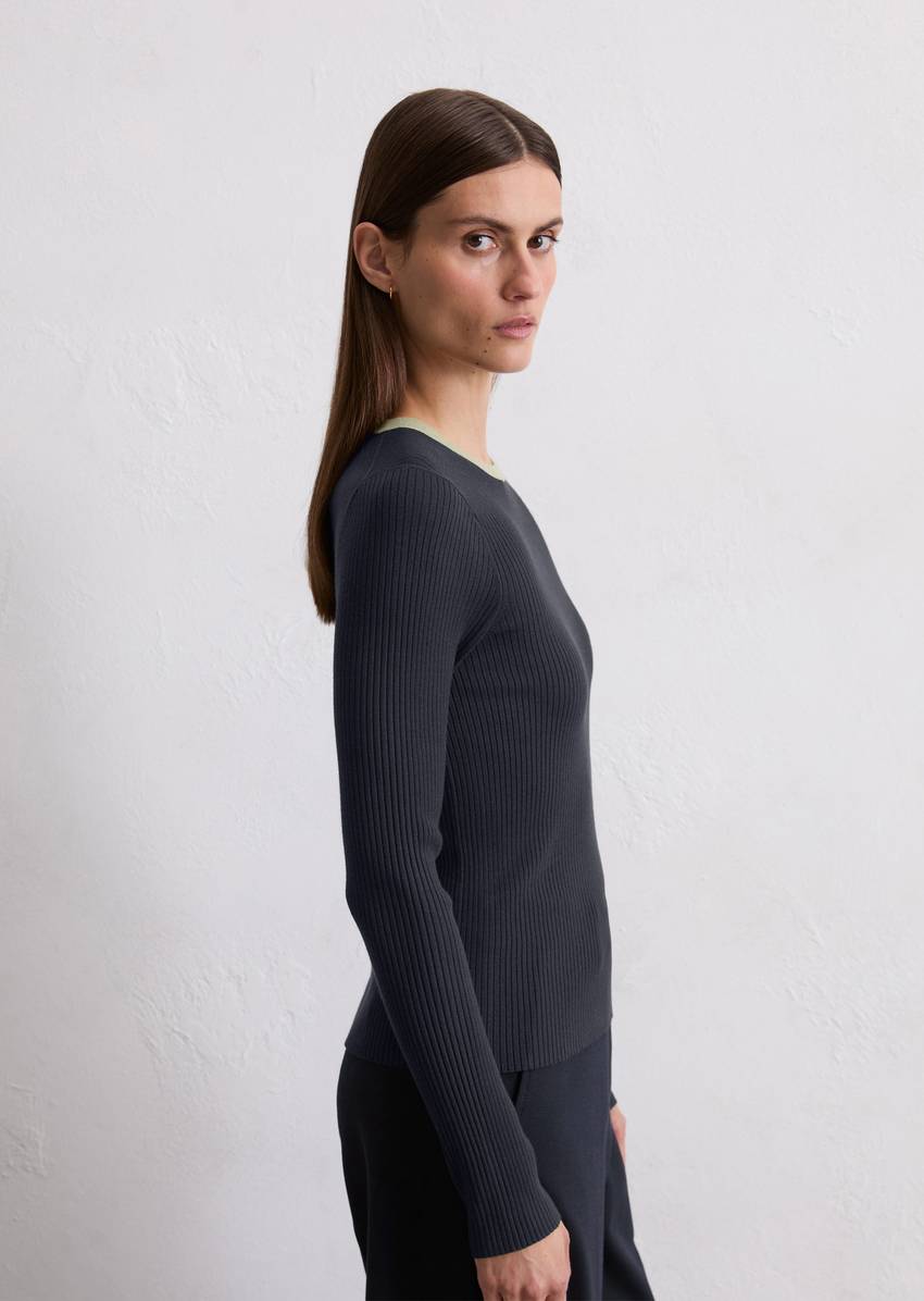 Sweater Travel Collection made from a viscose blend