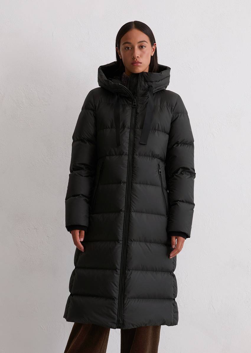 Hooded down coat fitted with water-repellent surface