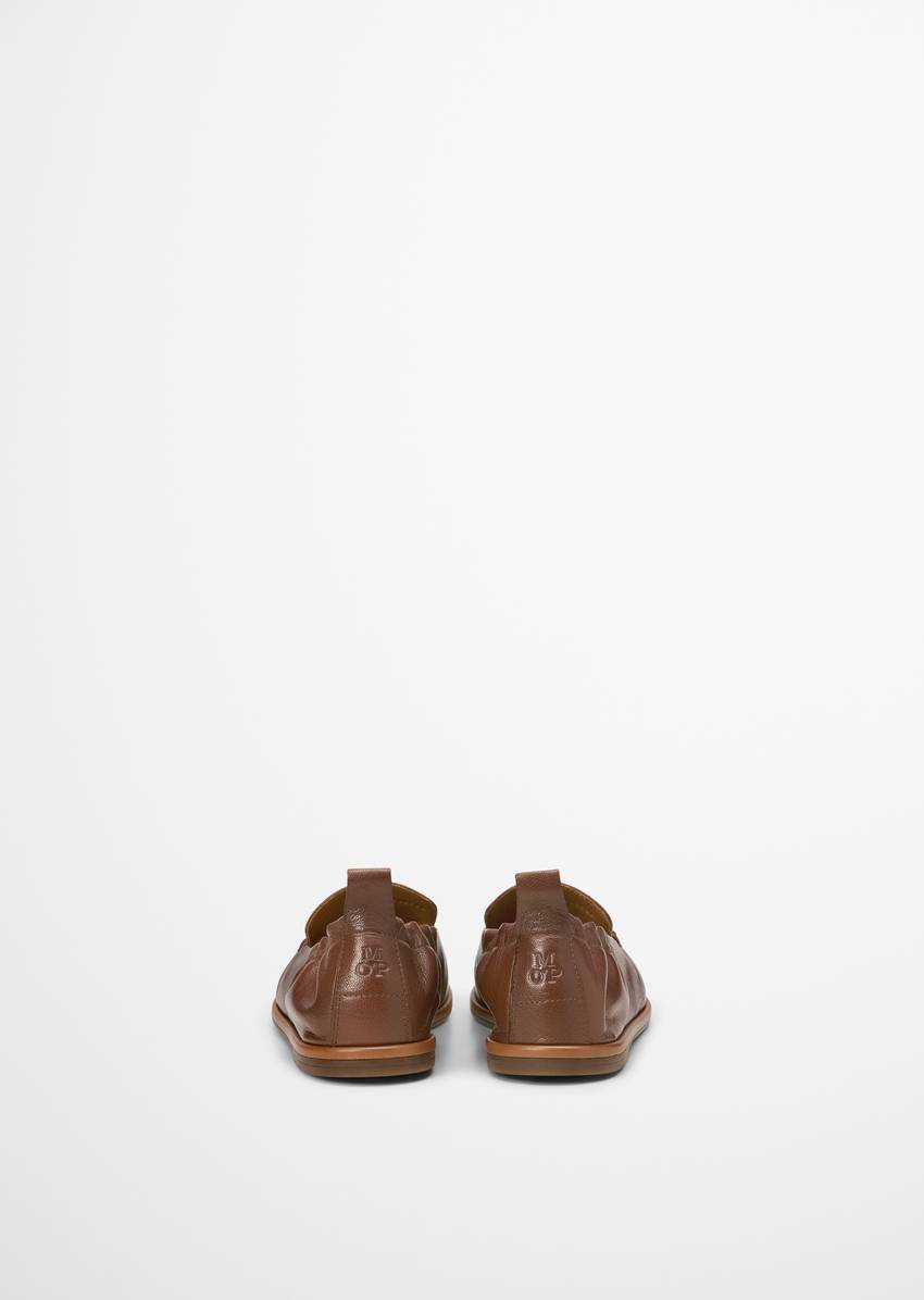 Loafer with elastic heel edge