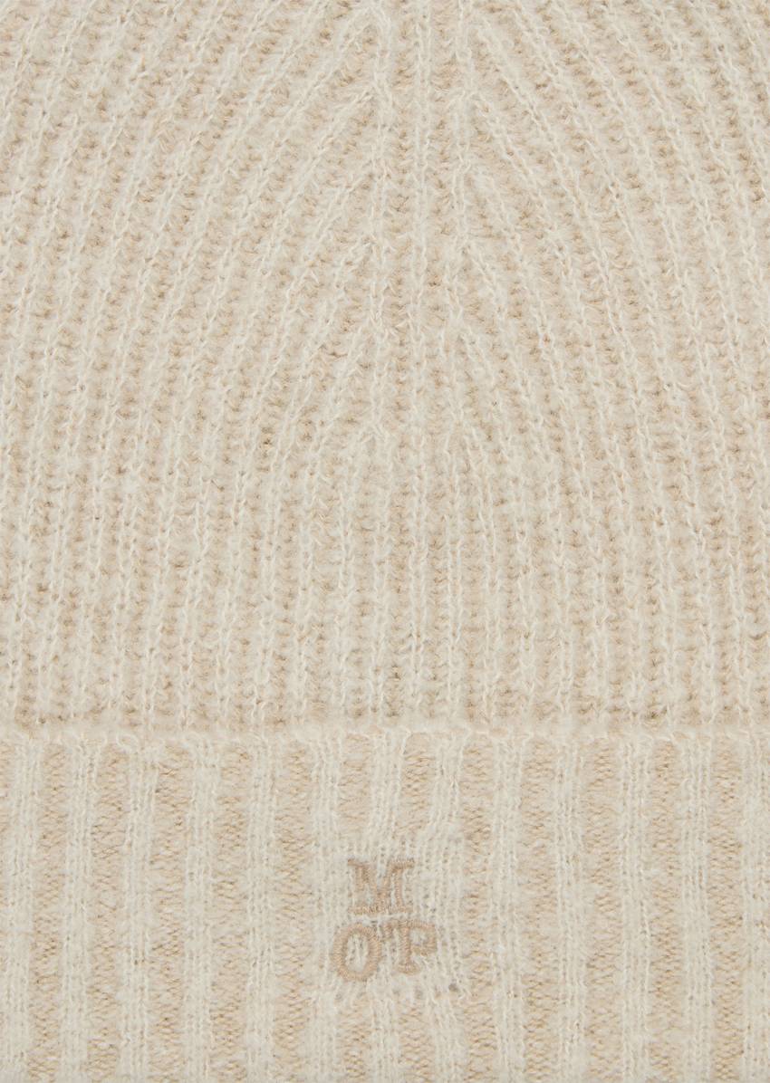 Cap made from a soft sheep's wool mix