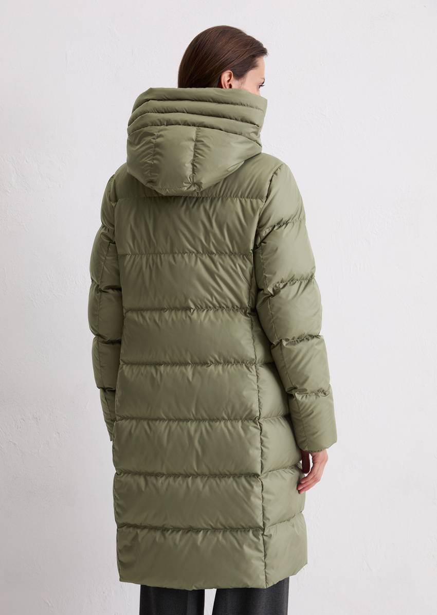 Hooded down coat shaped with water-repellent surface