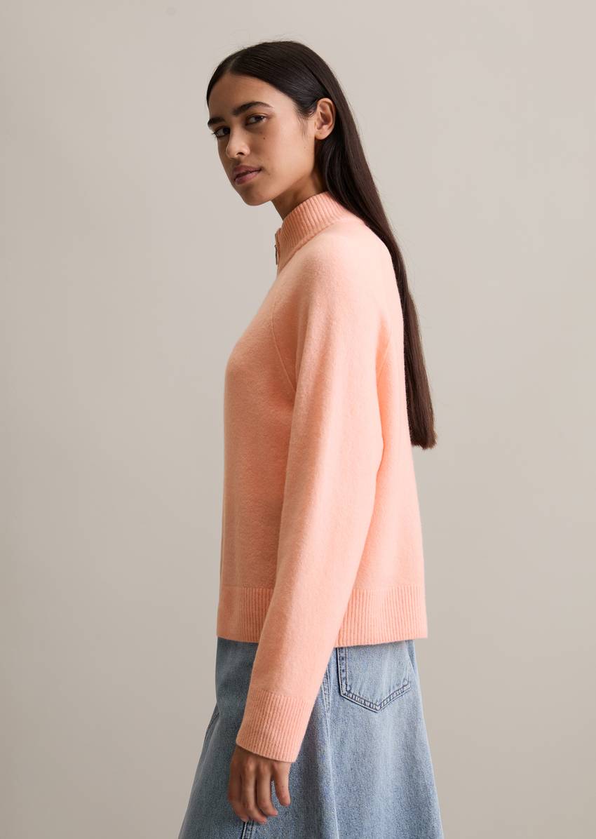 Troyer cropped made from a fluffy virgin wool blend