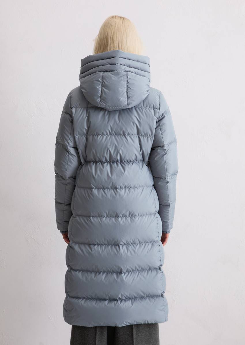 Hooded down coat fitted with water-repellent surface