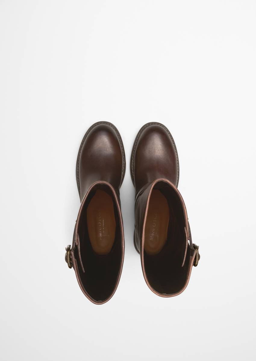 Long-shaft boots with two decorative straps