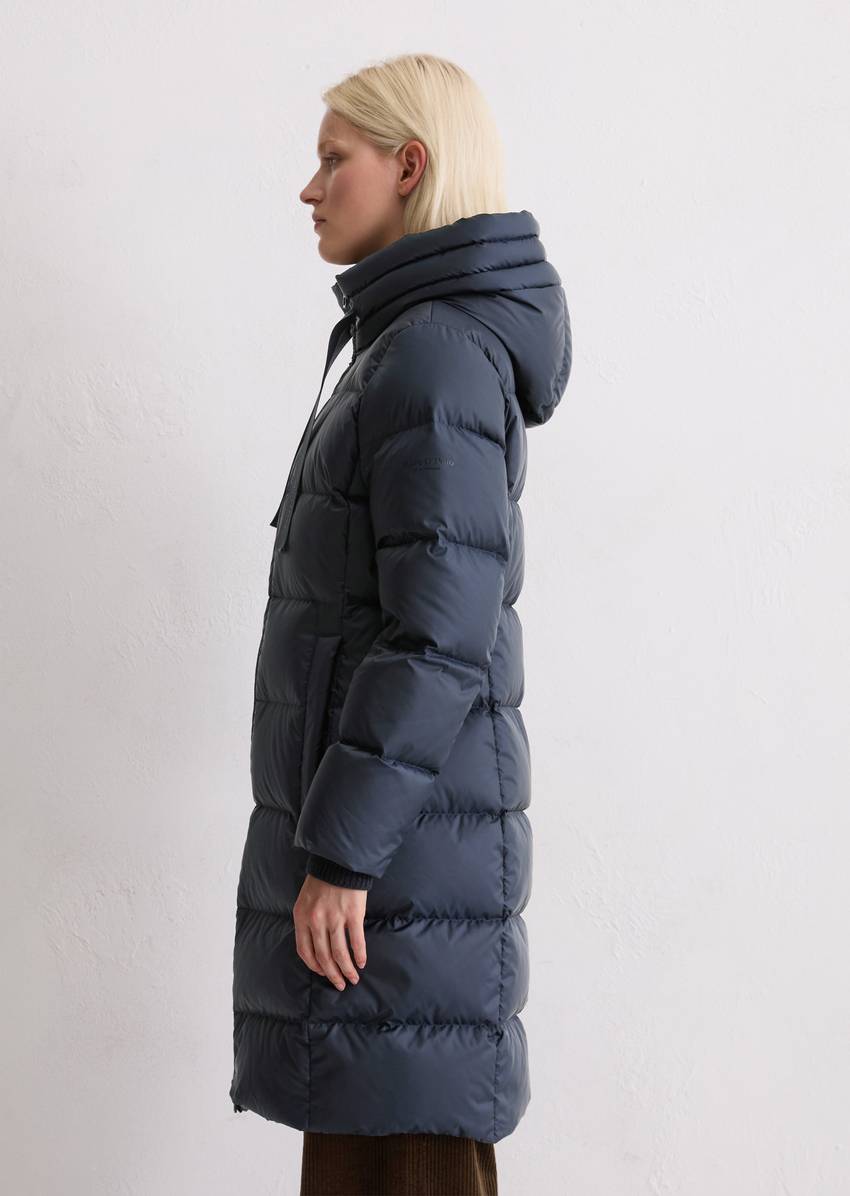 Hooded down coat shaped with water-repellent surface