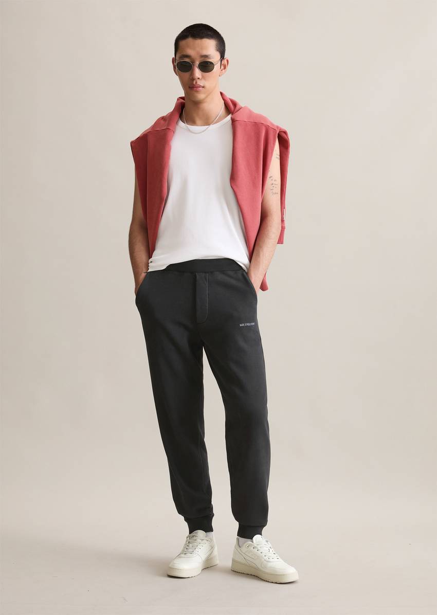 Relaxed sweatpants made from organic cotton