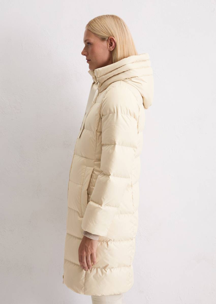 Hooded down coat shaped with water-repellent surface