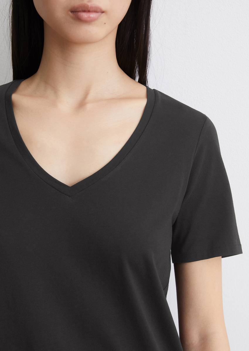 V-neck T-shirt, regular fit made of organic cotton