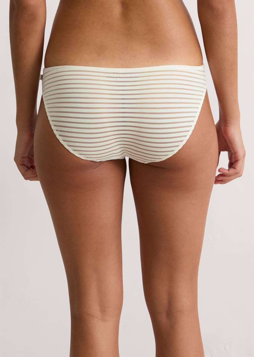 Slip with stripe structure