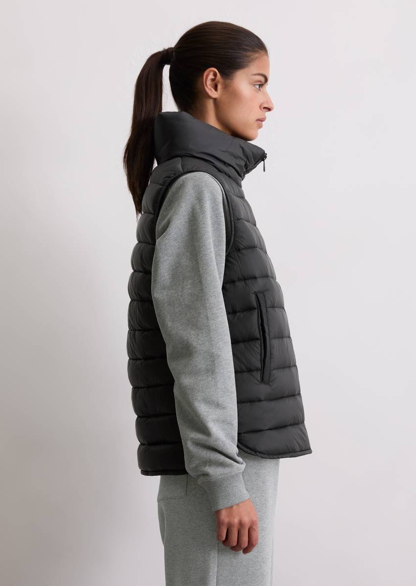 Lightweight quilted vest fitted with recycled materials