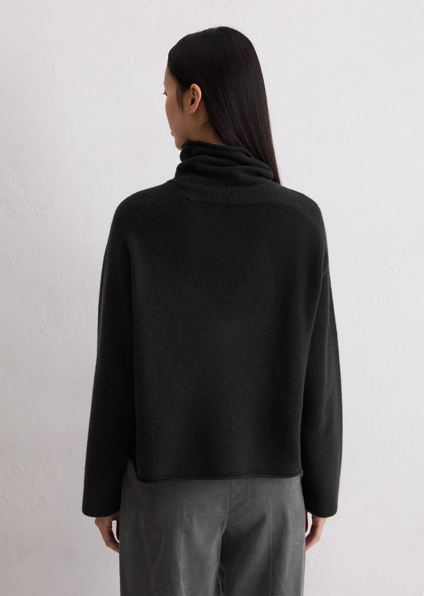 Relaxed turtleneck sweater made from a soft merino wool blend