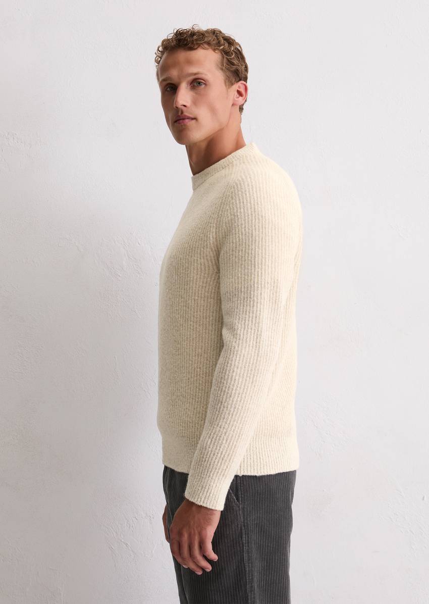 Sweater regular made from a soft virgin wool blend